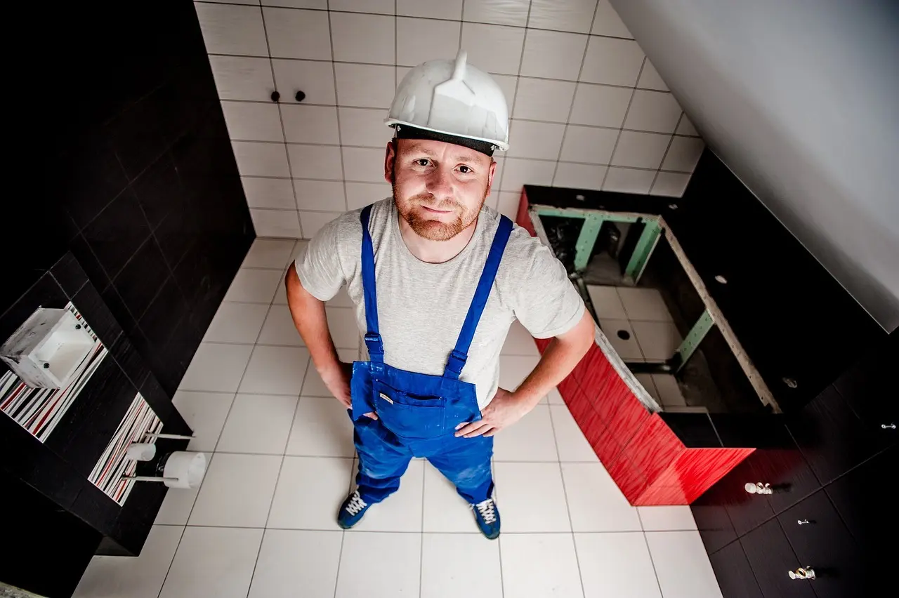 VVS-håndværker arbejder i et badeværelse under renovering