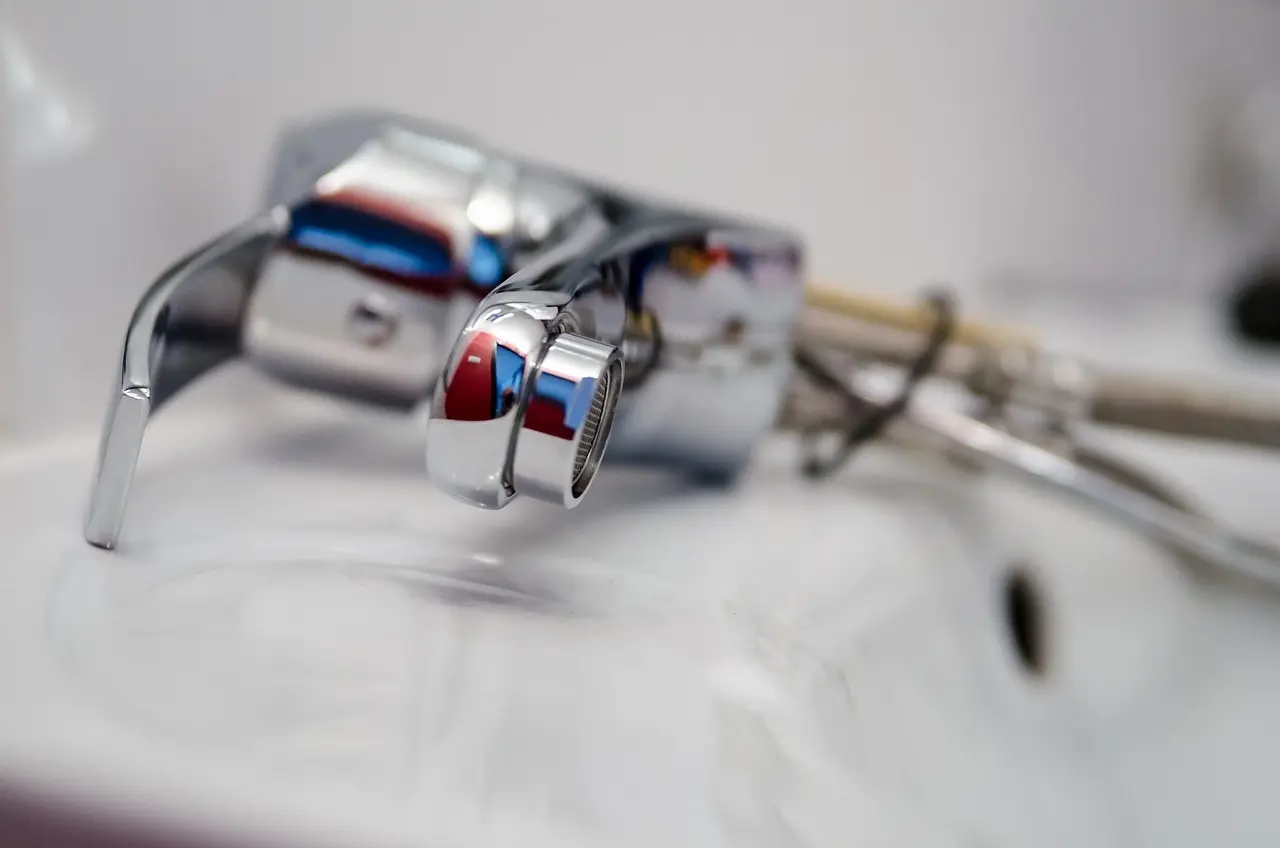 Moderne vandhane og vask